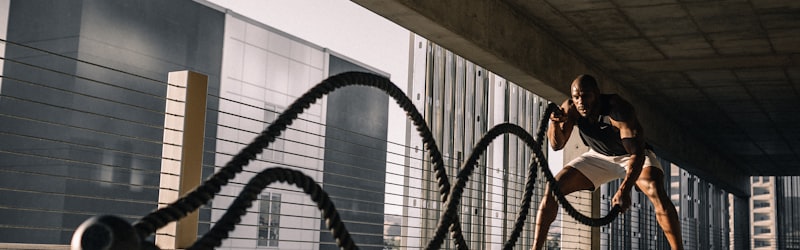 足球运动员在训练场上进行射门练习